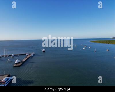 Luftaufnahme von Cairns Marina Eingang und Hafen Stockfoto