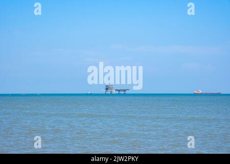 Eine verlassene Plattform für die Öl- oder Wasserproduktion im Asowschen Meer. Stockfoto