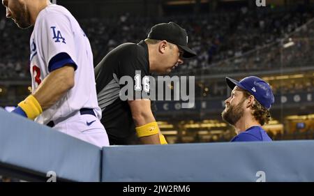 Der Los Angeles Dodgers Pitcher Clayton Kershaw und der dritte Base-Schiedsrichter Lance Barret unterhalten sich, nachdem die Dodgers und die San Diego Padres in eine Baseballvorstellung eintauchten, nachdem Dustin May Brandon Drury mit einem Pitch gegen die San Diego Padres im Dodger Stadium getroffen hat In Los Angeles am Freitag, 2. September 2022. Beide Bänke wurden im sechsten Inning gewarnt, als Yu Darvish den Dodgers Catcher will Smith mit einem Pitch traf. Smith wurde der vierte Spieler, der von einem Feld im Spiel getroffen wurde, und es kam zu einem Inning, nachdem Drury ein Feld von seinem Schlaghelm-Gesichtsschutz genommen hatte. Foto von Stockfoto