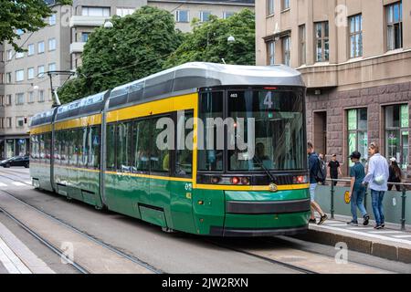 Straßenbahnlinie 463 der Linie 4 an der Haltestelle Hesperianpuisto in Helsinki, Finnland Stockfoto