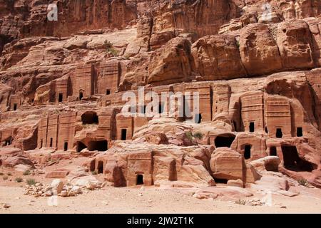 Höhlenwohnungen in der antiken Stadt Petra, Jordanien Stockfoto