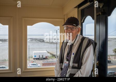 Ein freiwilliger Betreiber auf dem Cliff Lift, einer Standseilbahn in Southend-on-Sea, Essex, Großbritannien. Der Cliff Lift wurde 1912 eröffnet. Stockfoto