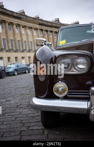 Ein Parkschein auf der Windschutzscheibe einer geschlossenen Rolls Royce Phantom VI Limousine aus dem Jahr 1972, verpackt vor dem Royal Crescent, Bath, Großbritannien (Aug22) Stockfoto