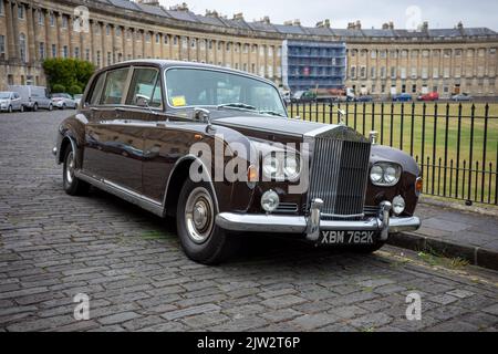 Ein Parkschein auf der Windschutzscheibe einer geschlossenen Rolls Royce Phantom VI Limousine aus dem Jahr 1972, verpackt vor dem Royal Crescent, Bath, Großbritannien (Aug22) Stockfoto