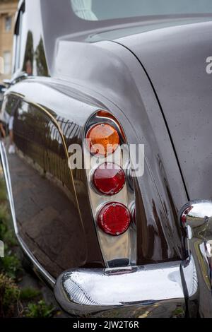 1972 Rolls Royce Phantom VI geschlossene Limousine vor dem Royal Crescent, Bath, Großbritannien (Aug22) Stockfoto