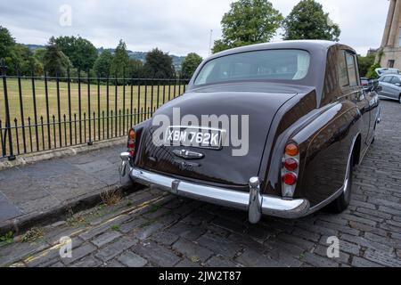 1972 Rolls Royce Phantom VI geschlossene Limousine vor dem Royal Crescent, Bath, Großbritannien (Aug22) Stockfoto