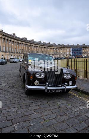 Ein Parkschein auf der Windschutzscheibe einer geschlossenen Rolls Royce Phantom VI Limousine aus dem Jahr 1972, verpackt vor dem Royal Crescent, Bath, Großbritannien (Aug22) Stockfoto