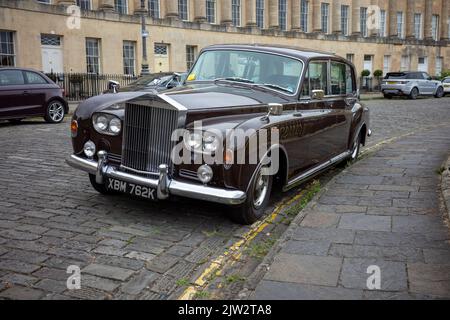 Ein Parkschein auf der Windschutzscheibe einer geschlossenen Rolls Royce Phantom VI Limousine aus dem Jahr 1972, verpackt vor dem Royal Crescent, Bath, Großbritannien (Aug22) Stockfoto