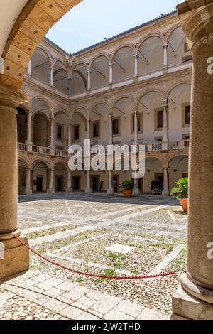 Palermo, Italien - 6. Juli 2020: Innenhof des Palazzo dei Normanni (Palast der Normannen, Palazzo reale) in der Stadt Palermo. Der Königspalast war der Sitz von Stockfoto