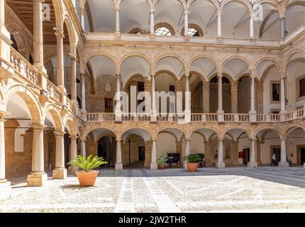 Palermo, Italien - 6. Juli 2020: Innenhof des Palazzo dei Normanni (Palast der Normannen, Palazzo reale) in der Stadt Palermo. Der Königspalast war der Sitz von Stockfoto