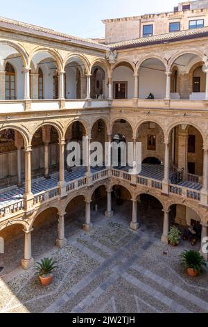 Palermo, Italien - 6. Juli 2020: Innenhof des Palazzo dei Normanni (Palast der Normannen, Palazzo reale) in der Stadt Palermo. Der Königspalast war der Sitz von Stockfoto