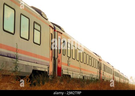 Doğu Express (türkisch: Doğu Express) ist ein Nachtzug der türkischen Staatsbahnen. Isoliert auf weißem Hintergrund. Stockfoto