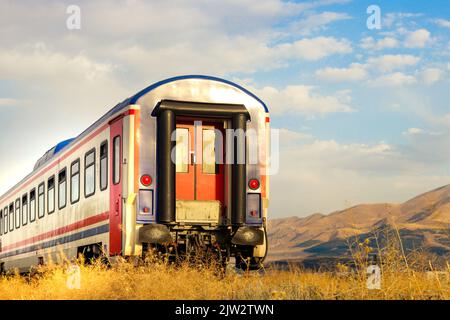 Doğu Express (türkisch: Doğu Express) ist ein Nachtzug der türkischen Staatsbahnen. Palandöken im Hintergrund. Stockfoto