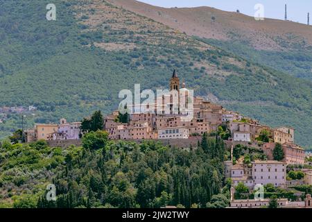 Panoramablick auf das antike Dorf Trevi, Perugia, Umbrien, Italien Stockfoto