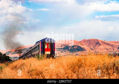 Doğu Express (türkisch: Doğu Express) ist ein Nachtzug der türkischen Staatsbahnen. Palandöken im Hintergrund. Stockfoto