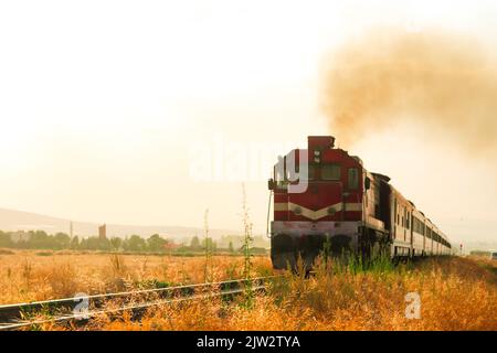 Doğu Express (türkisch: Doğu Express) ist ein Nachtzug der türkischen Staatsbahnen. Isoliert auf weißem Hintergrund. Stockfoto