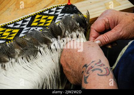 Handgewebte Maori-Kleidung mit Materialien aus dem Land am Te Puia Maori Arts and Crafts Institute innerhalb von Whakarewarewa in Rotorua auf der Nordinsel in Stockfoto