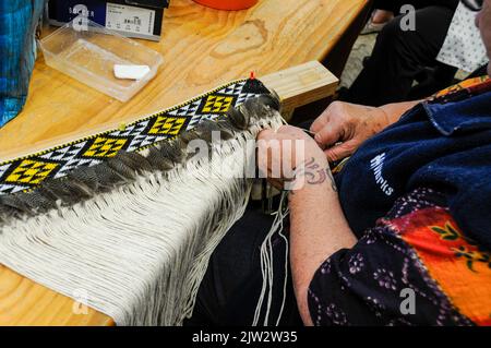 Handgewebte Maori-Kleidung mit Materialien aus dem Land am Te Puia Maori Arts and Crafts Institute innerhalb von Whakarewarewa in Rotorua auf der Nordinsel in Stockfoto