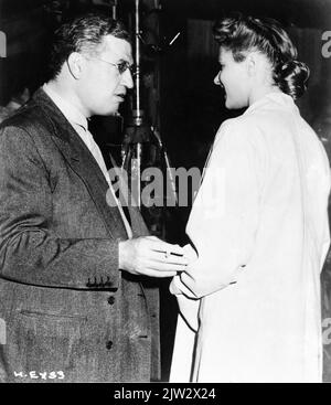 Produzent DAVID O. SELZNICK und INGRID BERGMAN am Set offen während der Dreharbeiten von SPELLBOUND 1945 Regisseur ALFRED HITCHCOCK Drehbuch Ben Hecht Selznick International Picters / Vanguard Films / United Artists Stockfoto