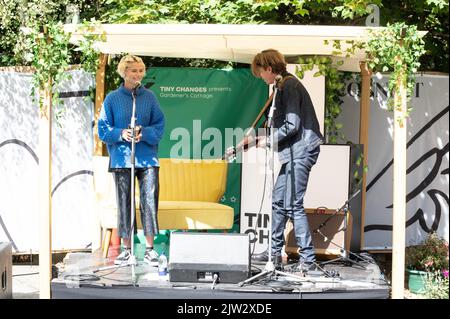 Jessie Buckley & Bernard Butler spielen akustisch an einem geheimen Set auf der Bühne der winzigen Veränderungen Stockfoto