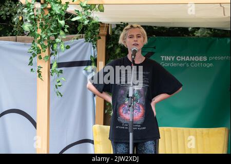 Jessie Buckley & Bernard Butler spielen akustisch an einem geheimen Set auf der Bühne der winzigen Veränderungen Stockfoto