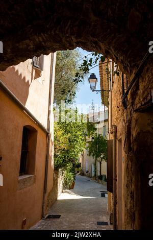 Alte schmale Gasse im Dorf La Cadière-d'Azur, Frankreich, Gemeinde im französischen Departement Var, in der Region Provence-Alpes-Côte-d'Azur Stockfoto