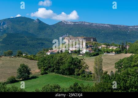 Fernsicht auf das alte Dorf Mison, Frankreich, umgeben von Hügeln, mit seiner mittelalterlichen Burg, im Departement Alpes-de-Haute-Provence gelegen Stockfoto