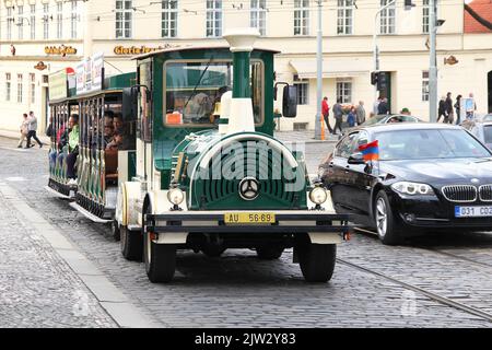 PRAG, TSCHECHISCH - 24. APRIL 2012: Dies ist ein Radzug mit Touristen auf den Straßen der Stadt. Stockfoto