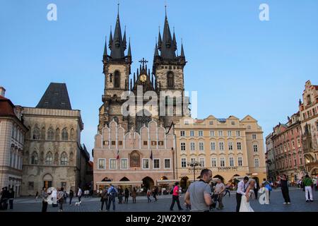 PRAG, TSCHECHIEN - 24. APRIL 2012: Das sind der überfüllte Staromestska-Platz und die Tynem-Kathedrale am Abend. Stockfoto