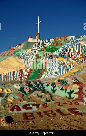 Blick auf den Salvation Mountain, im kalifornischen Wüstengebiet von Imperial County, nördlich von Calipatria, nordöstlich von Niland. Stockfoto