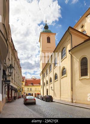Jakubska Straße und die Basilika St. Jakob (Bazilika sv. Jakuba). Prag, Tschechische Republik Stockfoto