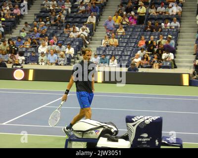 New York, USA. 03. September 2022. 2022 US Open Tennis Championship, Flushing Meadows, NY, USA. 2. September 2022. Der US Open Champion Daniil Medvedev tritt beim US Open Tennis Turnier 2022 unter neutraler Flagge an und überwindet seinen Herausforderer Wu Yibing in drei Sätzen (6-4, 6-2, 6-2), dem ersten chinesischen männlichen Konkurrenten in der Geschichte, der bei einem US Open Tennis Turnier auf 3. Runden vorrücken konnte. Medvedev Sieg positioniert ihn zu Platz gegen Top-Seed-Rivalen australischen Nick Krygios später im Turnier. Quelle: ©Julia Mineeva/EGBN TV News/Alamy Live News Quelle: Julia Mineeva/EGBN Stockfoto