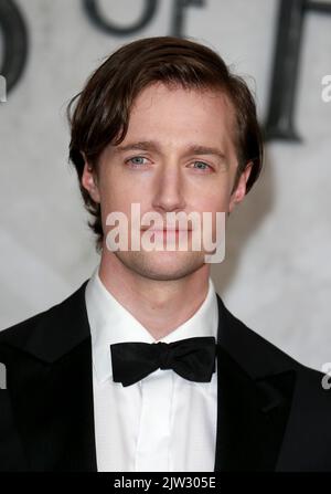 Leon Wadham nimmt an der Weltpremiere von „Herr der Ringe: Die Ringe der Macht“ auf dem Leicester Square in London, England, Teil. Stockfoto