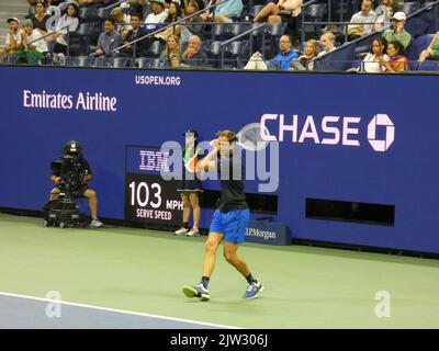 New York, USA. 03. September 2022. 2022 US Open Tennis Championship, Flushing Meadows, NY, USA. 2. September 2022. Der US Open Champion Daniil Medvedev tritt beim US Open Tennis Turnier 2022 unter neutraler Flagge an und überwindet seinen Herausforderer Wu Yibing in drei Sätzen (6-4, 6-2, 6-2), dem ersten chinesischen männlichen Konkurrenten in der Geschichte, der bei einem US Open Tennis Turnier auf 3. Runden vorrücken konnte. Medvedev Sieg positioniert ihn zu Platz gegen Top-Seed-Rivalen australischen Nick Krygios später im Turnier. Quelle: ©Julia Mineeva/EGBN TV News/Alamy Live News Quelle: Julia Mineeva/EGBN Stockfoto
