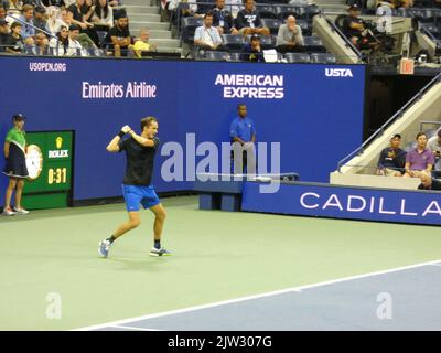 New York, USA. 03. September 2022. 2022 US Open Tennis Championship, Flushing Meadows, NY, USA. 2. September 2022. Der US Open Champion Daniil Medvedev tritt beim US Open Tennis Turnier 2022 unter neutraler Flagge an und überwindet seinen Herausforderer Wu Yibing in drei Sätzen (6-4, 6-2, 6-2), dem ersten chinesischen männlichen Konkurrenten in der Geschichte, der bei einem US Open Tennis Turnier auf 3. Runden vorrücken konnte. Medvedev Sieg positioniert ihn zu Platz gegen Top-Seed-Rivalen australischen Nick Krygios später im Turnier. Quelle: ©Julia Mineeva/EGBN TV News/Alamy Live News Quelle: Julia Mineeva/EGBN Stockfoto