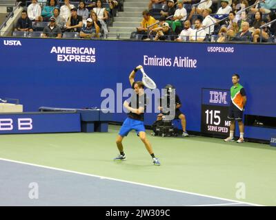 New York, USA. 03. September 2022. 2022 US Open Tennis Championship, Flushing Meadows, NY, USA. 2. September 2022. Der US Open Champion Daniil Medvedev tritt beim US Open Tennis Turnier 2022 unter neutraler Flagge an und überwindet seinen Herausforderer Wu Yibing in drei Sätzen (6-4, 6-2, 6-2), dem ersten chinesischen männlichen Konkurrenten in der Geschichte, der bei einem US Open Tennis Turnier auf 3. Runden vorrücken konnte. Medvedev Sieg positioniert ihn zu Platz gegen Top-Seed-Rivalen australischen Nick Krygios später im Turnier. Quelle: ©Julia Mineeva/EGBN TV News/Alamy Live News Quelle: Julia Mineeva/EGBN Stockfoto