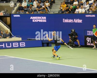 New York, USA. 03. September 2022. 2022 US Open Tennis Championship, Flushing Meadows, NY, USA. 2. September 2022. Der US Open Champion Daniil Medvedev tritt beim US Open Tennis Turnier 2022 unter neutraler Flagge an und überwindet seinen Herausforderer Wu Yibing in drei Sätzen (6-4, 6-2, 6-2), dem ersten chinesischen männlichen Konkurrenten in der Geschichte, der bei einem US Open Tennis Turnier auf 3. Runden vorrücken konnte. Medvedev Sieg positioniert ihn zu Platz gegen Top-Seed-Rivalen australischen Nick Krygios später im Turnier. Quelle: ©Julia Mineeva/EGBN TV News/Alamy Live News Quelle: Julia Mineeva/EGBN Stockfoto