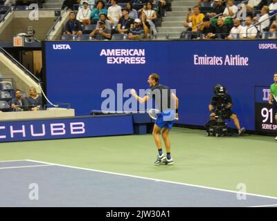 New York, USA. 03. September 2022. 2022 US Open Tennis Championship, Flushing Meadows, NY, USA. 2. September 2022. Der US Open Champion Daniil Medvedev tritt beim US Open Tennis Turnier 2022 unter neutraler Flagge an und überwindet seinen Herausforderer Wu Yibing in drei Sätzen (6-4, 6-2, 6-2), dem ersten chinesischen männlichen Konkurrenten in der Geschichte, der bei einem US Open Tennis Turnier auf 3. Runden vorrücken konnte. Medvedev Sieg positioniert ihn zu Platz gegen Top-Seed-Rivalen australischen Nick Krygios später im Turnier. Quelle: ©Julia Mineeva/EGBN TV News/Alamy Live News Quelle: Julia Mineeva/EGBN Stockfoto