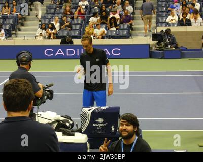 New York, USA. 03. September 2022. 2022 US Open Tennis Championship, Flushing Meadows, NY, USA. 2. September 2022. Der US Open Champion Daniil Medvedev tritt beim US Open Tennis Turnier 2022 unter neutraler Flagge an und überwindet seinen Herausforderer Wu Yibing in drei Sätzen (6-4, 6-2, 6-2), dem ersten chinesischen männlichen Konkurrenten in der Geschichte, der bei einem US Open Tennis Turnier auf 3. Runden vorrücken konnte. Medvedev Sieg positioniert ihn zu Platz gegen Top-Seed-Rivalen australischen Nick Krygios später im Turnier. Quelle: ©Julia Mineeva/EGBN TV News/Alamy Live News Quelle: Julia Mineeva/EGBN Stockfoto