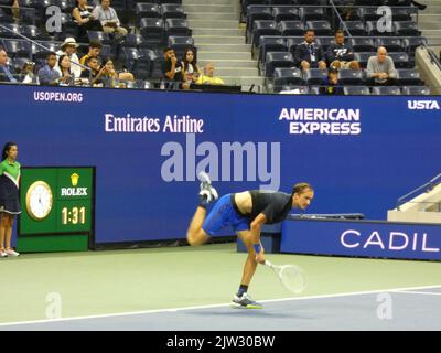 New York, USA. 03. September 2022. 2022 US Open Tennis Championship, Flushing Meadows, NY, USA. 2. September 2022. Der US Open Champion Daniil Medvedev tritt beim US Open Tennis Turnier 2022 unter neutraler Flagge an und überwindet seinen Herausforderer Wu Yibing in drei Sätzen (6-4, 6-2, 6-2), dem ersten chinesischen männlichen Konkurrenten in der Geschichte, der bei einem US Open Tennis Turnier auf 3. Runden vorrücken konnte. Medvedev Sieg positioniert ihn zu Platz gegen Top-Seed-Rivalen australischen Nick Krygios später im Turnier. Quelle: ©Julia Mineeva/EGBN TV News/Alamy Live News Quelle: Julia Mineeva/EGBN Stockfoto