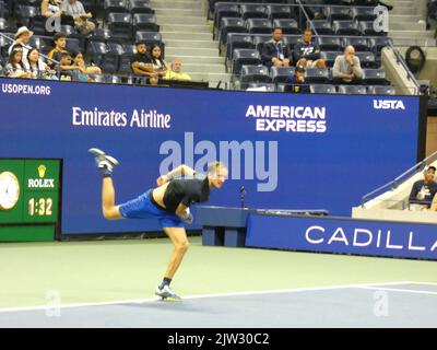 New York, USA. 03. September 2022. 2022 US Open Tennis Championship, Flushing Meadows, NY, USA. 2. September 2022. Der US Open Champion Daniil Medvedev tritt beim US Open Tennis Turnier 2022 unter neutraler Flagge an und überwindet seinen Herausforderer Wu Yibing in drei Sätzen (6-4, 6-2, 6-2), dem ersten chinesischen männlichen Konkurrenten in der Geschichte, der bei einem US Open Tennis Turnier auf 3. Runden vorrücken konnte. Medvedev Sieg positioniert ihn zu Platz gegen Top-Seed-Rivalen australischen Nick Krygios später im Turnier. Quelle: ©Julia Mineeva/EGBN TV News/Alamy Live News Quelle: Julia Mineeva/EGBN Stockfoto