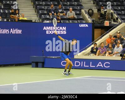 New York, USA. 03. September 2022. 2022 US Open Tennis Championship, Flushing Meadows, NY, USA. 2. September 2022. Der US Open Champion Daniil Medvedev tritt beim US Open Tennis Turnier 2022 unter neutraler Flagge an und überwindet seinen Herausforderer Wu Yibing in drei Sätzen (6-4, 6-2, 6-2), dem ersten chinesischen männlichen Konkurrenten in der Geschichte, der bei einem US Open Tennis Turnier auf 3. Runden vorrücken konnte. Medvedev Sieg positioniert ihn zu Platz gegen Top-Seed-Rivalen australischen Nick Krygios später im Turnier. Quelle: ©Julia Mineeva/EGBN TV News/Alamy Live News Quelle: Julia Mineeva/EGBN Stockfoto