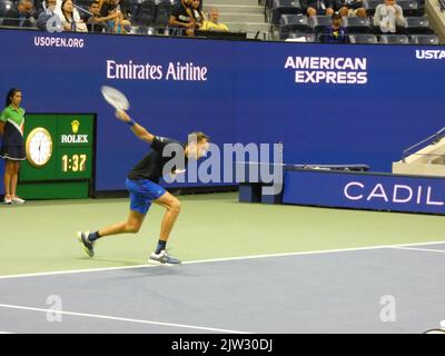 New York, USA. 03. September 2022. 2022 US Open Tennis Championship, Flushing Meadows, NY, USA. 2. September 2022. Der US Open Champion Daniil Medvedev tritt beim US Open Tennis Turnier 2022 unter neutraler Flagge an und überwindet seinen Herausforderer Wu Yibing in drei Sätzen (6-4, 6-2, 6-2), dem ersten chinesischen männlichen Konkurrenten in der Geschichte, der bei einem US Open Tennis Turnier auf 3. Runden vorrücken konnte. Medvedev Sieg positioniert ihn zu Platz gegen Top-Seed-Rivalen australischen Nick Krygios später im Turnier. Quelle: ©Julia Mineeva/EGBN TV News/Alamy Live News Quelle: Julia Mineeva/EGBN Stockfoto