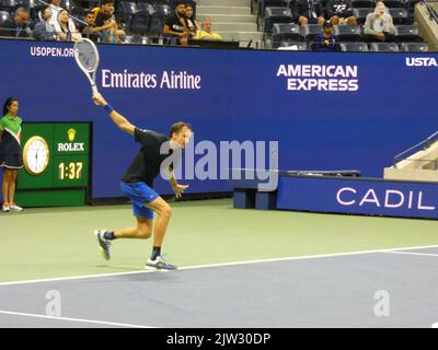 New York, USA. 03. September 2022. 2022 US Open Tennis Championship, Flushing Meadows, NY, USA. 2. September 2022. Der US Open Champion Daniil Medvedev tritt beim US Open Tennis Turnier 2022 unter neutraler Flagge an und überwindet seinen Herausforderer Wu Yibing in drei Sätzen (6-4, 6-2, 6-2), dem ersten chinesischen männlichen Konkurrenten in der Geschichte, der bei einem US Open Tennis Turnier auf 3. Runden vorrücken konnte. Medvedev Sieg positioniert ihn zu Platz gegen Top-Seed-Rivalen australischen Nick Krygios später im Turnier. Quelle: ©Julia Mineeva/EGBN TV News/Alamy Live News Quelle: Julia Mineeva/EGBN Stockfoto