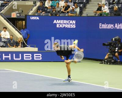 New York, USA. 03. September 2022. 2022 US Open Tennis Championship, Flushing Meadows, NY, USA. 2. September 2022. Der US Open Champion Daniil Medvedev tritt beim US Open Tennis Turnier 2022 unter neutraler Flagge an und überwindet seinen Herausforderer Wu Yibing in drei Sätzen (6-4, 6-2, 6-2), dem ersten chinesischen männlichen Konkurrenten in der Geschichte, der bei einem US Open Tennis Turnier auf 3. Runden vorrücken konnte. Medvedev Sieg positioniert ihn zu Platz gegen Top-Seed-Rivalen australischen Nick Krygios später im Turnier. Quelle: ©Julia Mineeva/EGBN TV News/Alamy Live News Quelle: Julia Mineeva/EGBN Stockfoto