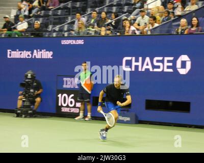 New York, USA. 03. September 2022. 2022 US Open Tennis Championship, Flushing Meadows, NY, USA. 2. September 2022. Der US Open Champion Daniil Medvedev tritt beim US Open Tennis Turnier 2022 unter neutraler Flagge an und überwindet seinen Herausforderer Wu Yibing in drei Sätzen (6-4, 6-2, 6-2), dem ersten chinesischen männlichen Konkurrenten in der Geschichte, der bei einem US Open Tennis Turnier auf 3. Runden vorrücken konnte. Medvedev Sieg positioniert ihn zu Platz gegen Top-Seed-Rivalen australischen Nick Krygios später im Turnier. Quelle: ©Julia Mineeva/EGBN TV News/Alamy Live News Quelle: Julia Mineeva/EGBN Stockfoto
