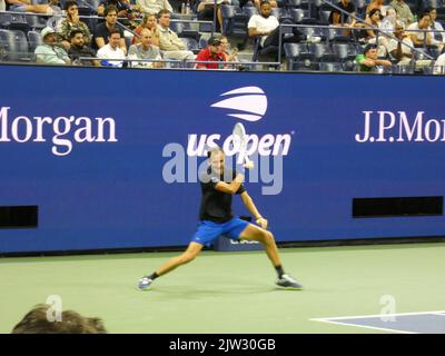 New York, USA. 03. September 2022. 2022 US Open Tennis Championship, Flushing Meadows, NY, USA. 2. September 2022. Der US Open Champion Daniil Medvedev tritt beim US Open Tennis Turnier 2022 unter neutraler Flagge an und überwindet seinen Herausforderer Wu Yibing in drei Sätzen (6-4, 6-2, 6-2), dem ersten chinesischen männlichen Konkurrenten in der Geschichte, der bei einem US Open Tennis Turnier auf 3. Runden vorrücken konnte. Medvedev Sieg positioniert ihn zu Platz gegen Top-Seed-Rivalen australischen Nick Krygios später im Turnier. Quelle: ©Julia Mineeva/EGBN TV News/Alamy Live News Quelle: Julia Mineeva/EGBN Stockfoto