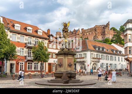 Die Mariensäule auf dem Kornmarkt in der Altstadt von Heidelberg, Baden-Württemberg, Deutschland | der Kornmarkt, Marktplatz mit Ma Stockfoto