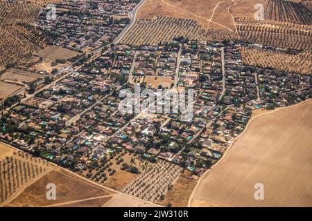 Sevilla, Spanien - 19. August 2022 kommerzieller Flug zwischen der Stadt Sevilla in Spanien und Tetouan in Marokko, Blick vom Himmel des Landes und der Stockfoto