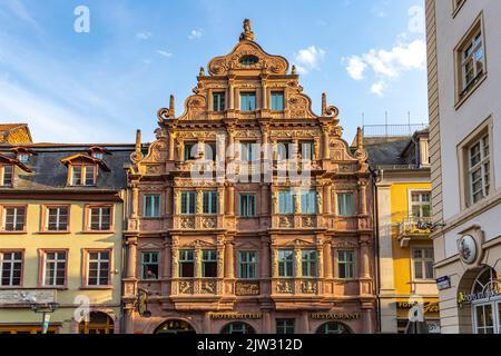 Das Haus zum Ritter in der Altstadt von Heidelberg, Baden-Württemberg, Deutschland | das Haus zum Ritter Sankt Georg in der Altstadt von Heidel Stockfoto